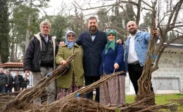 Balıkesir Büyükşehir Belediyesi, Sındırgı’da Çiftçilere Ceviz ve Badem Fidanı Dağıttı