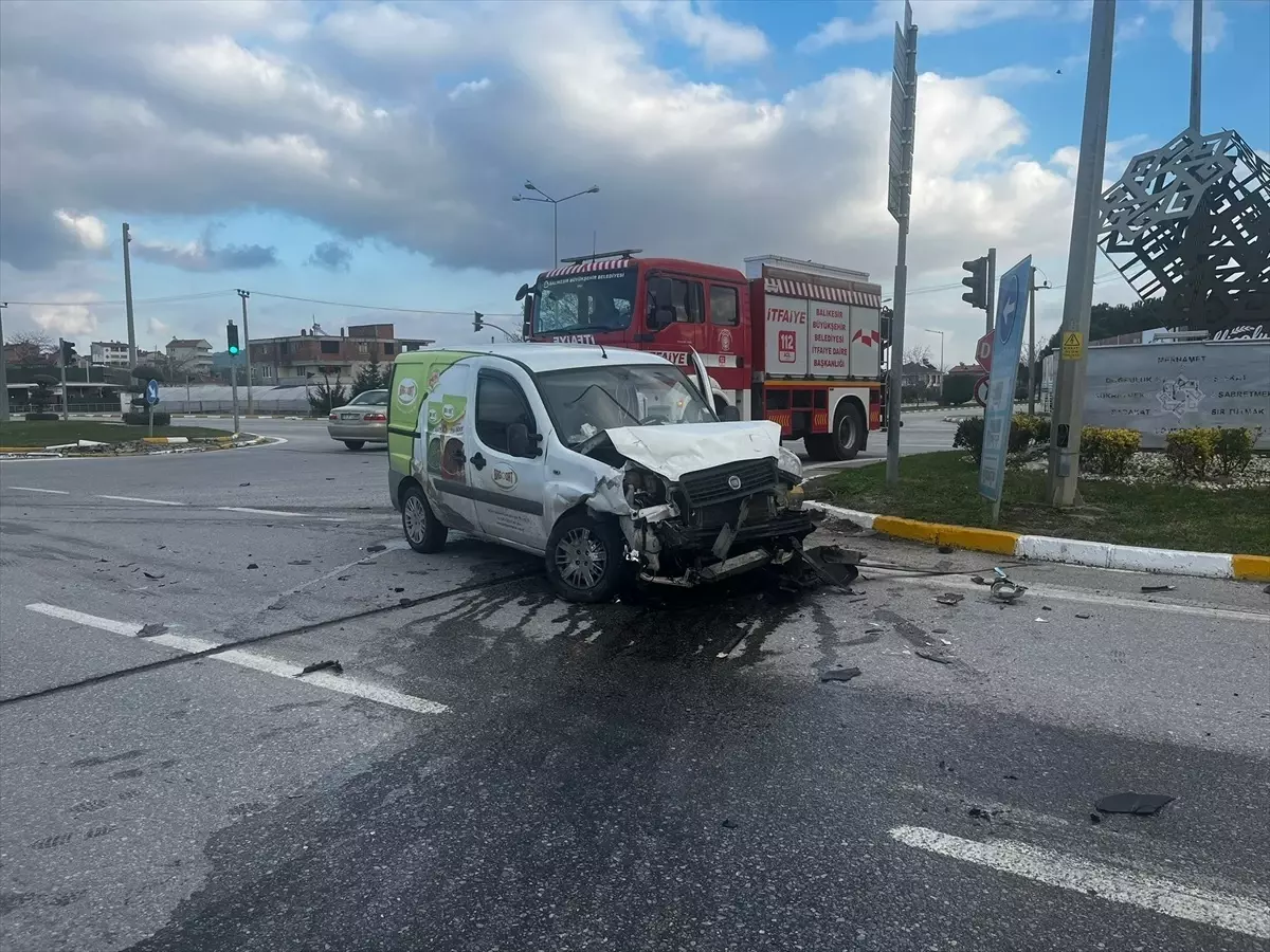 Balıkesir’de Trafik Kazası: 2 Yaralı